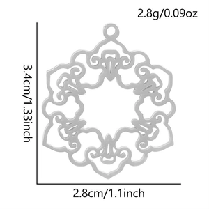 Dimensioni dettagliate per ciondolo a fiocco di neve cavo con altezza 3,4cm e larghezza 2,8cm