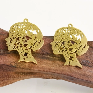 Detail van 304 roestvrijstalen gouden hangers met vrouwenprofielen en bladmotieven