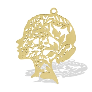 Macro-opname van de gouden 304 roestvrijstalen hanger met vrouwenprofiel en bloemdetails