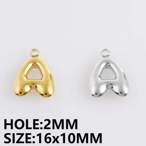 Detail van gepofte 18K goud- en zilveren letter A-hangers voor DIY-sieraden maken
