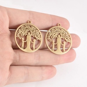 Anhänger Lebensbaum aus 304 Edelstahl in Gold mit Familiensilhouette auf weißem Grund