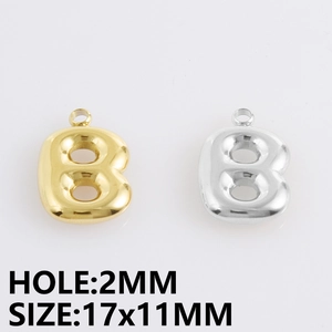Macro-detail van de letter B hanger in goud en zilver met een gat van 2mm