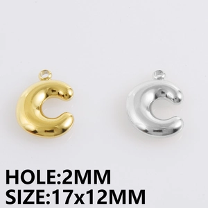 Macro-detail van de letter C hanger 17x12mm in goud en zilver met 2mm gatgrootte