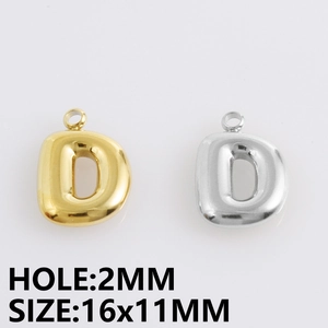 Gedetailleerd beeld van de letter D hanger in goud en zilver met een gatmaat van 2mm