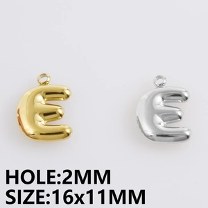 Detailweergave van letter E-hangers in goud en zilver met 2mm gatmaat informatie