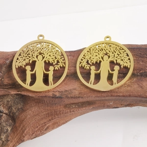 Detailaufnahme des goldenen Lebensbaum-Anhängers mit Familiensilhouetten auf Holz