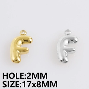 Detail van 17x8mm goud en zilver letter F hangers met afmetingen en gatmarkeringen