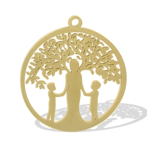Detailaufnahme vom goldenen Lebensbaum-Anhänger mit Familiensilhouetten und hohlen Blättern