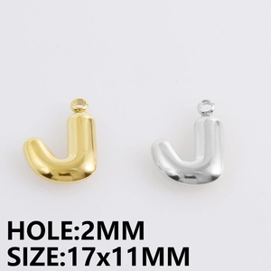 Detailweergave van gouden en zilveren letter J-hangers met afmetingen 17x11mm