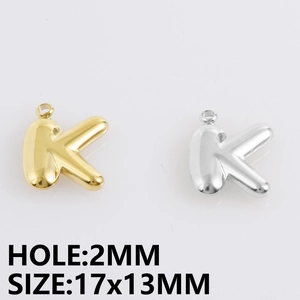 Macro-opname van gouden en zilveren bubble letter K hanger met 17x13mm afmetingen