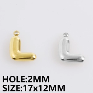Macro-opname van 3D ballon letter L hangers in goud en zilver met 2mm gat detail