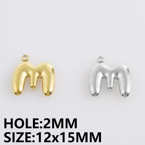 Detailoverzicht van de letter M hanger in goud en zilver met een gatmaat van 2mm
