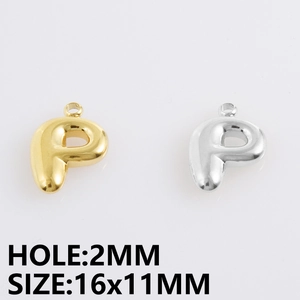 Macro-opname van 3D bubble letter P hangers in goud en zilver met afmetingen