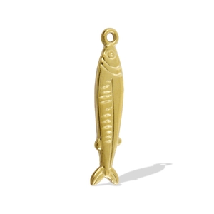 Dettaglio macro di un ciondolo a forma di pesce in acciaio inox 304 placcato oro 18k