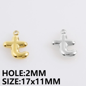 Gedetailleerd overzicht van letter t hangers in goud en zilver met 2mm gat