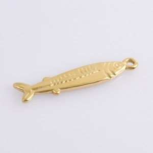 Dettaglio ravvicinato di un ciondolo a forma di pesce in acciaio inox 304 placcato oro 18k