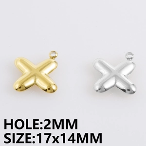 Gedetailleerde weergave van de letter X hanger in goud en zilver met 2mm gat