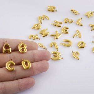 Set van 26 3D-letterhangers in mat 18K goud voor het zelf maken van diverse DIY-sieraden