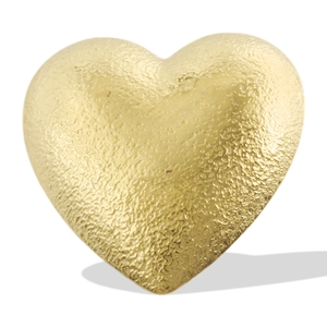 Vista dettagliata del ciondolo a cuore in acciaio inossidabile placcato oro 18k martellato