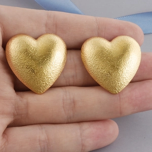 Orecchini a perno a forma di cuore placcati in oro 18k con superficie opaca materica