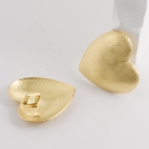 Pendente a cuore in acciaio inossidabile 304 placcato oro 18k con texture martellata