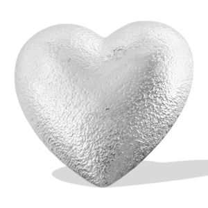 Dettaglio di un ciondolo a cuore argento con finitura strutturata martellata