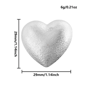 Dettaglio del ciondolo a cuore martellato da 29mm in acciaio inossidabile 304 da 6g