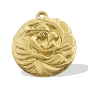 Vue détaillée du pendentif rond en acier inoxydable doré avec relief mère et enfant