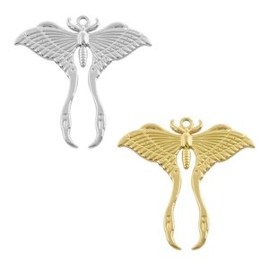 Detailansicht der 304 Edelstahl Luna Motten Anhänger in Gold- und Silberplattierung
