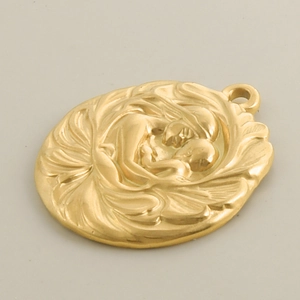 Relief détaillé de la mère et l'enfant sur pendentif ovale en acier doré