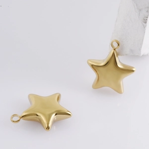 Detail von 3D-Goldstern-Anhängern mit polierter Spiegeloberfläche und runden Metallringen