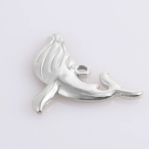 Vue détaillée d'un pendentif baleine en acier inoxydable 304 avec finition argent polie