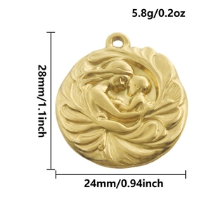 Détail du pendentif doré de 24mm avec relief mère-enfant et dimensions du produit