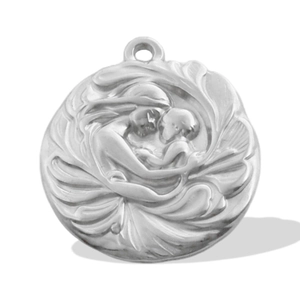 Détail macro du pendentif rond en acier inoxydable 304 avec relief mère et enfant argenté