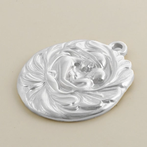 Détail macro du pendentif médaillon ovale en acier 304 avec relief mère et enfant