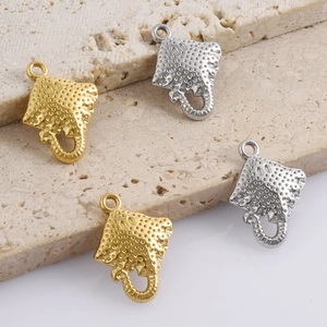 Detailgetreue Rochen-Anhänger in Gold und Silber auf Stein für Schmuck-DIY