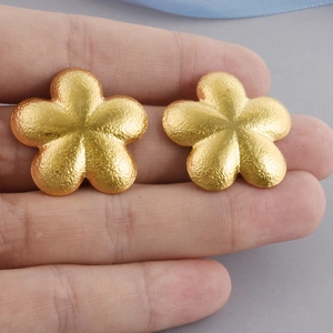 Minimalistische 18k vergoldete Edelstahl-Ohrstecker in Blumenform mit matter Textur
