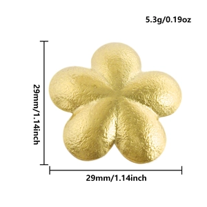 Detailansicht des 304 Edelstahl Blumenanhängers mit 18k Gold Hammerschlag-Texturierung