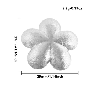 Detailansicht eines 29mm Blumenanhängers mit Hammerschlag-Textur und Gewichtsangaben