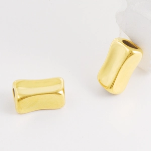 Detailopname van gepolijste gouden roestvrijstalen afstandskraal voor DIY-sieraden