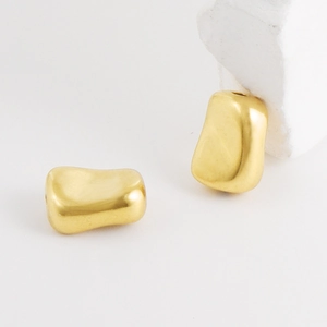 Macro-detail van onregelmatige vergulde 304 roestvrijstalen kralen voor het maken van sieraden