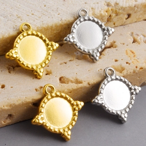 Macro shot of 304 stainless steel rhombus pendant bases in gold and silver for jewelry DIY