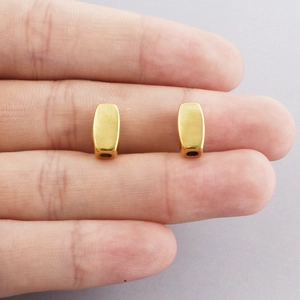 DIY 304 roestvrij staal goud rechthoekige geometrische kralen getoond op de vingers