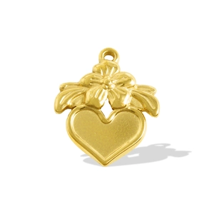 Vue détaillée du pendentif coeur en acier inoxydable avec motif floral et finition dorée
