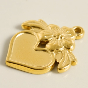 Détail macro du pendentif floral en cœur doré avec finition polie et pétales texturés
