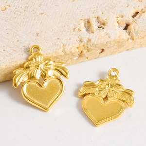 Pendentifs cœur dorés avec détails de fleurs et feuilles en acier inoxydable 304