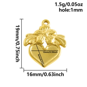 Spécifications du pendentif cœur doré avec fleur montrant les dimensions 19x16mm et le poids