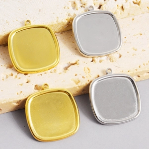 Detalle de bases de colgante cuadradas de acero inoxidable para creación de joyería DIY