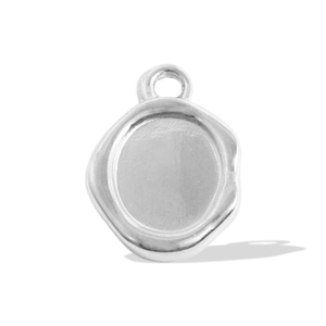Vue détaillée du pendentif rond argenté style sceau de cire avec boucle de suspension intégrée