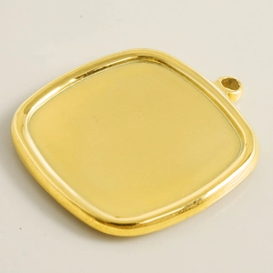 Detalle de la base cuadrada de acero inoxidable dorado para colgante de joyería artesanal DIY